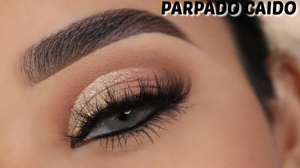 Maquillaje para párpados caídos en piel madura.